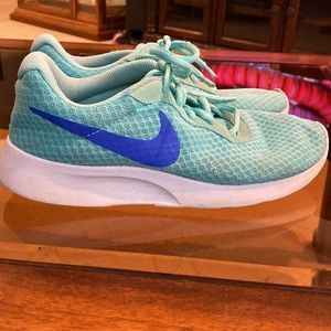 Nike Women's Sneakers in Aqua and Blue